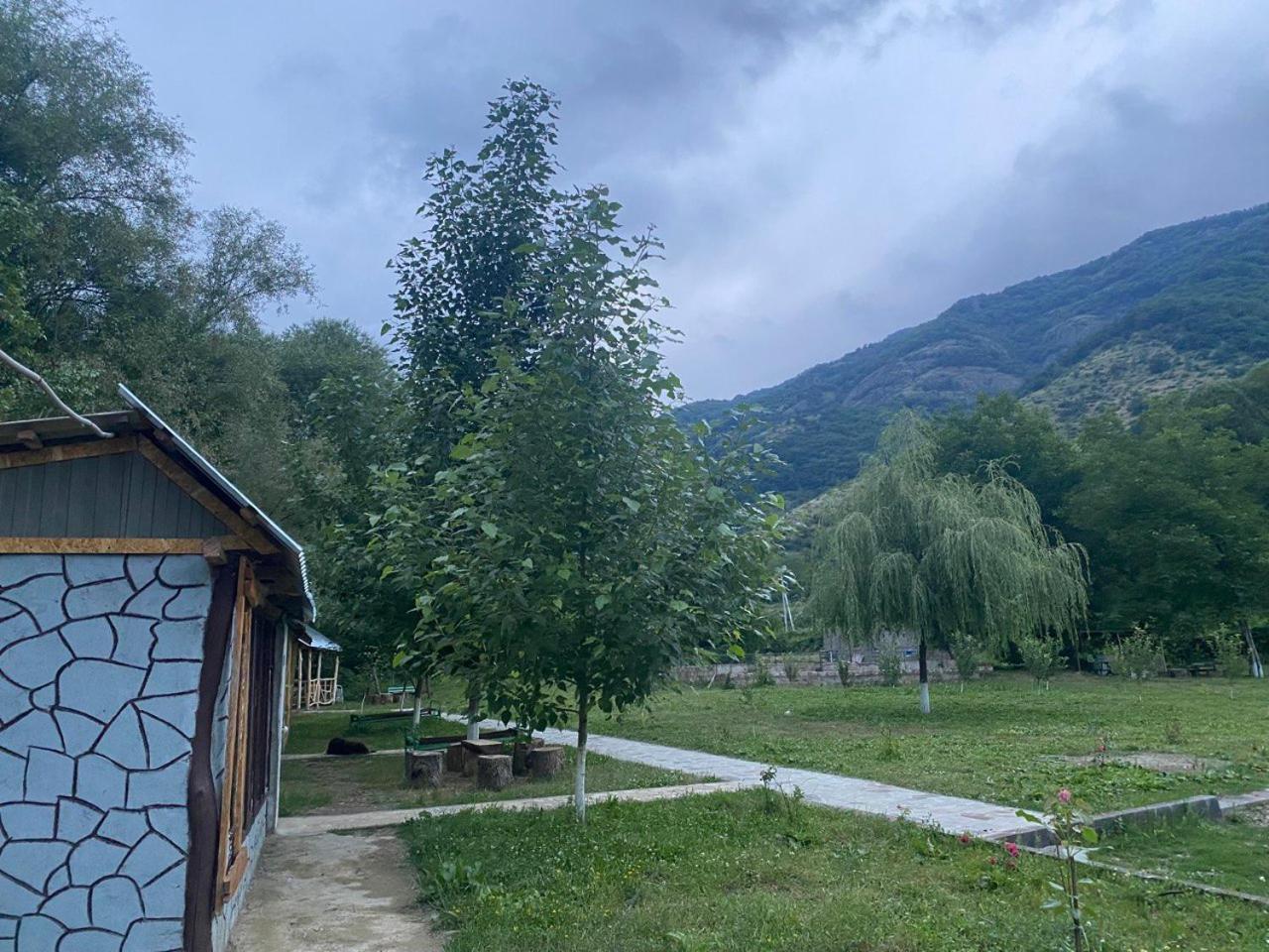 Basuta Guesthouse Kapan Exterior photo